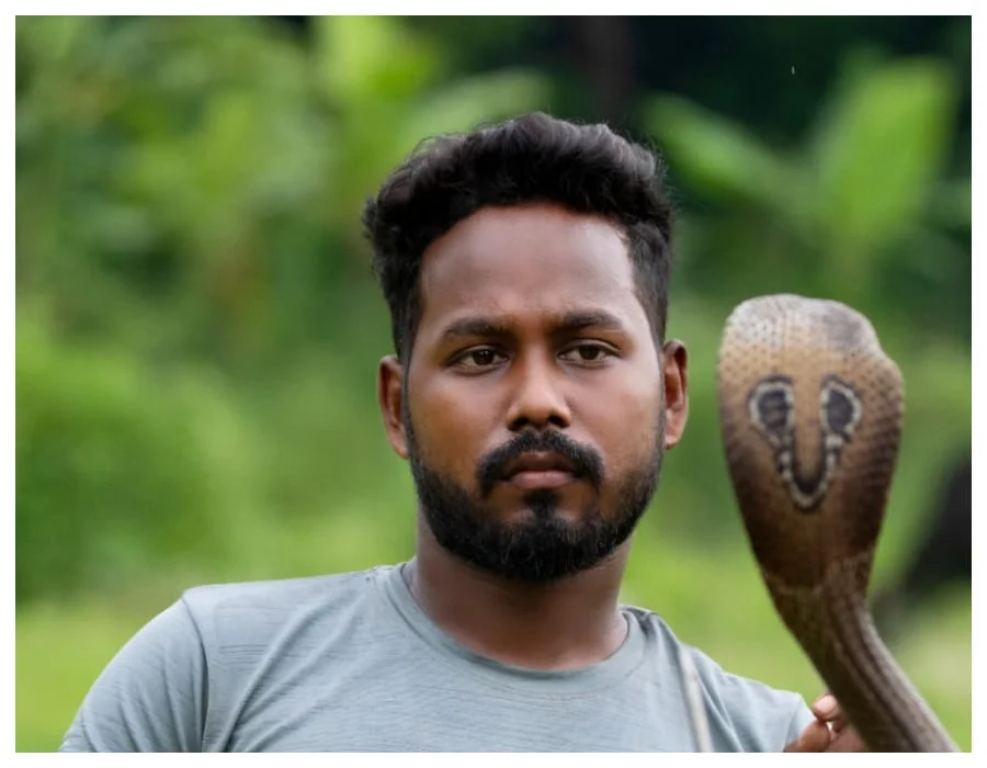 'হেলায় নাগেরে খেলাই', সচেতনতার পাঠ দিচ্ছেন সমীরণ