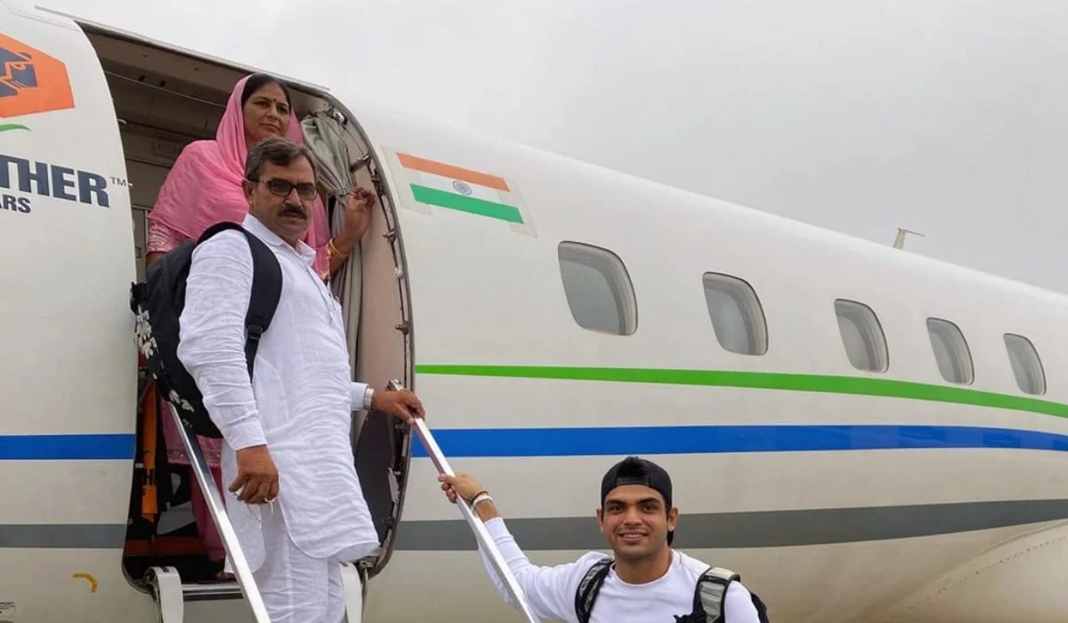 বাবা-মাকে প্রথমবার বিমান চাপালেন নীরজ চোপড়া