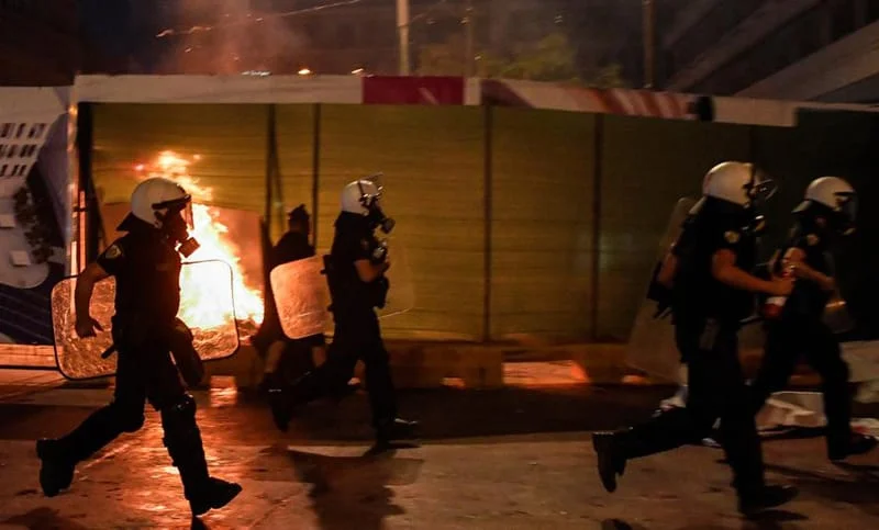 বাধ্যতমূলক করোনা টিকাকরণের প্রতিবাদে উত্তাল গ্রিস