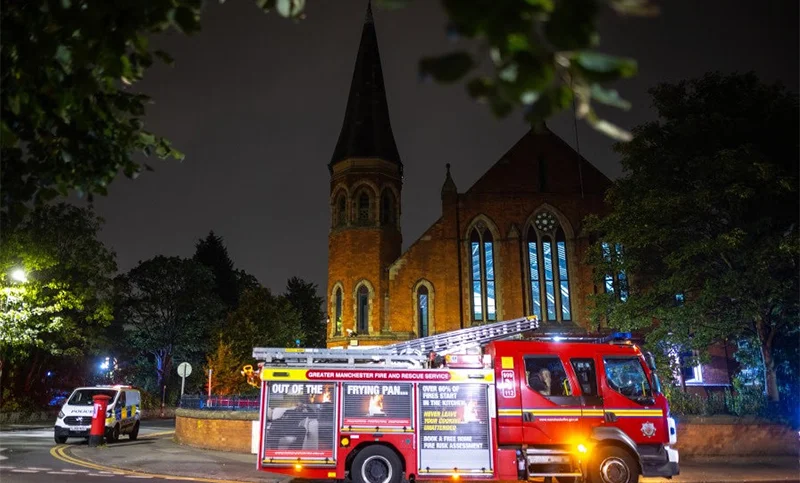 ব্রিটেনে একটি  মসজিদে  অগ্নিসংযোগের প্রচেষ্টা, স্থানীয়দের সহায়তায় এড়াল বড় দুর্ঘটনা