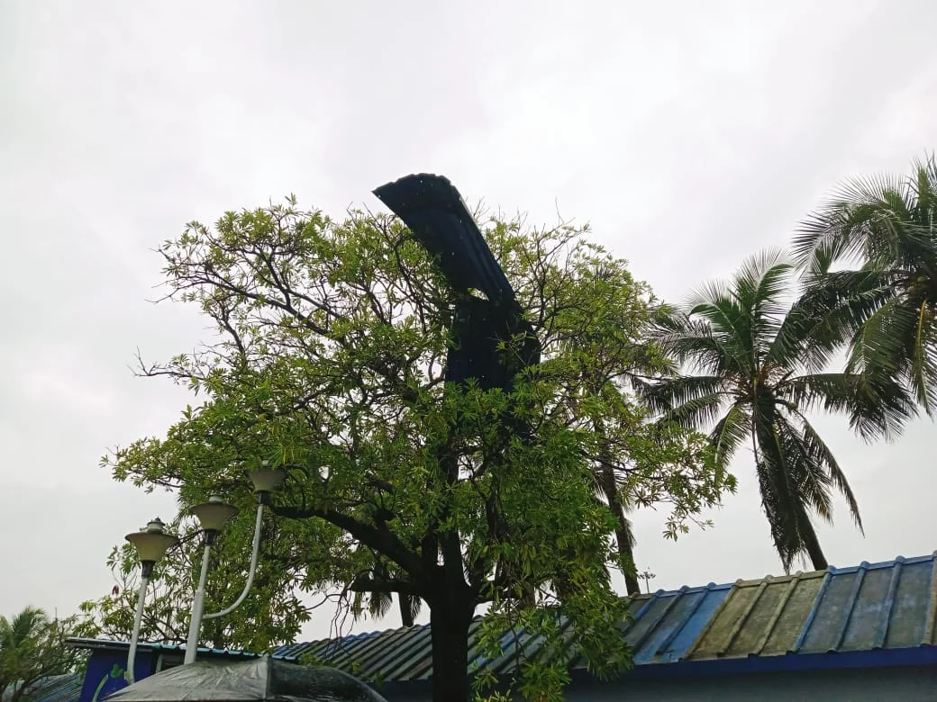 নিম্নচাপের প্রভাব ও সাগরে স্থলভূমিতে টর্নেডো, ঝড়ে উড়ল টিন- অ্যাসবেস্টর