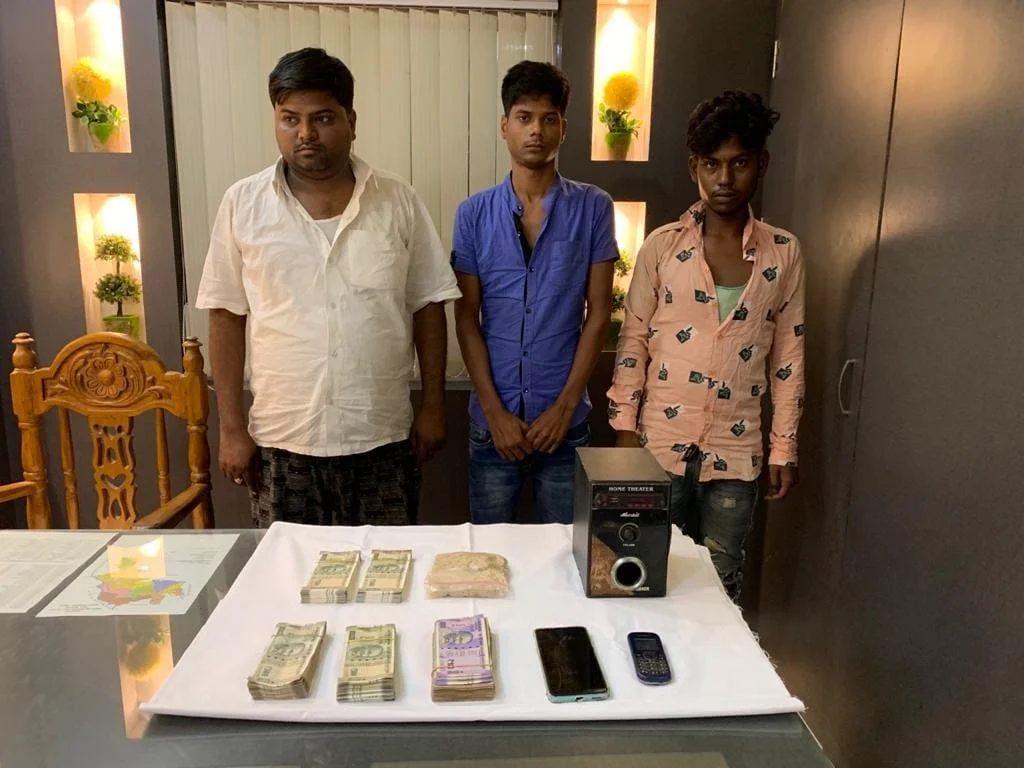 মিউজিক সিস্টেমের মধ্যে ব্রাউন সুগার,জাল নোট পাচার ধৃত ৩