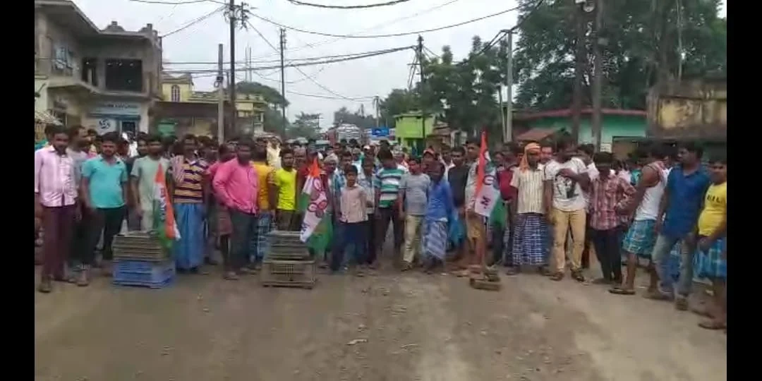 পাথরবাহি যান চলাচলে বেহাল দশা রাস্তার,সারাইয়ের দাবিতে অবরোধ স্থানীয়দের