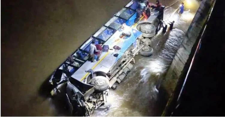 মেঘালয়ের নদীতে বাস উলটে পড়ে মৃত ৬, নিখোঁজ ২