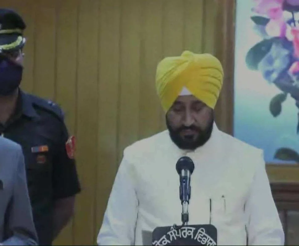 পঞ্জাবের নতুন মুখ্যমন্ত্রীর পদে শপথ নিলেন দলিত শিখ নেতা চরণজিৎ সিং চন্নি