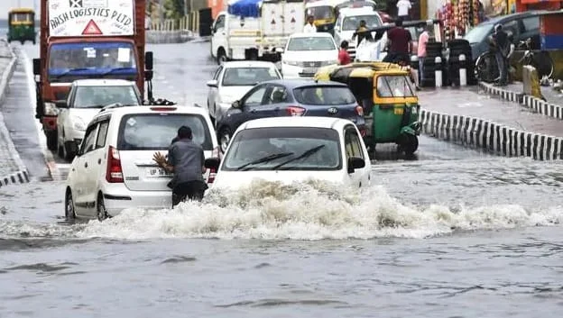 গত ১৯ বছরের মধ্যে এই প্রথম রেকর্ড বৃষ্টি দিল্লিতে, প্লাবিত বহু এলাকা