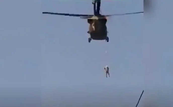 হেলিকপ্টার থেকে ঝুলছে মানুষ, আসলে কী হয়েছে?
