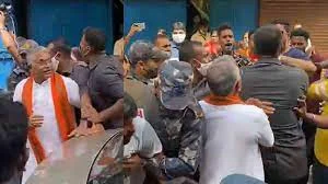 প্রচার ঘিরে রণক্ষেত্র ভবানীপুর, বিক্ষোভকারীদের দিকে বন্দুক উঁচিয়ে তেড়ে গেল দিলীপের নিরাপত্তারক্ষীরা