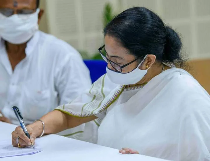মনোনয়ন জমা দিলেন মমতা বন্দ্যোপাধ্যায়