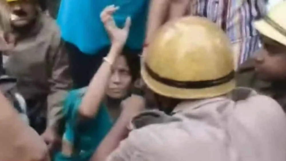 অবিরাম বৃষ্টিতে খোলা ম্যানহোলে পড়ে গিয়ে আটকে মহিলা, আড়াইঘন্টা  পর উদ্ধার