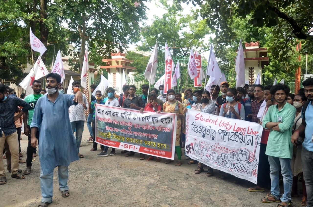 'দড়ি ধরে মারো টান,  ভিসি হবে খান খান' স্লোগান বিশ্বভারতীর আন্দোলরত পড়ুয়াদের