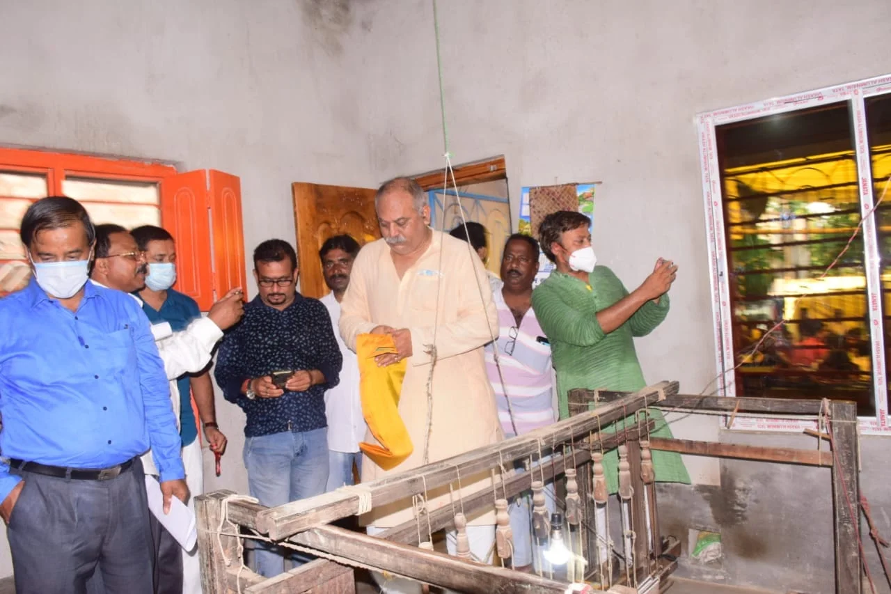মুরারইয়ে রেশম ও তাঁত শিল্পীদের পাশে সরকার