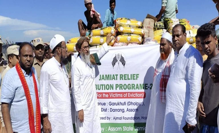 ত্রাণ নিয়ে অসমে উচ্ছিন্ন মানুষদের কাছে মুসলিম প্রতিনিধি দল
