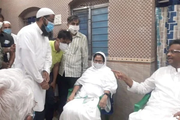 ভোট প্রচারে ৭৭ নম্বর ওয়ার্ডে মমতা, ষোলআনা মসজিদের ইমামের থেকে দোয়া নিলেন মুখ্যমন্ত্রী
