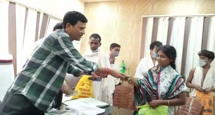 বীরভূমের আঠারো পরিবারের হাতে তুলে দেওয়া হলো সমব‍্যাথী প্রকল্পের টাকা