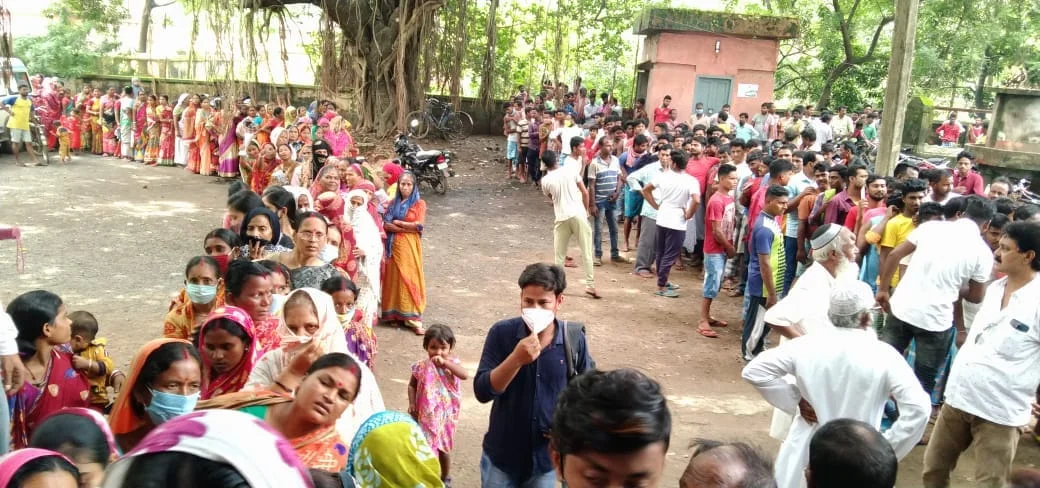 ভ্যাকসিনের লাইনে ধুন্ধুমার, উত্তেজনা মুরারইতে