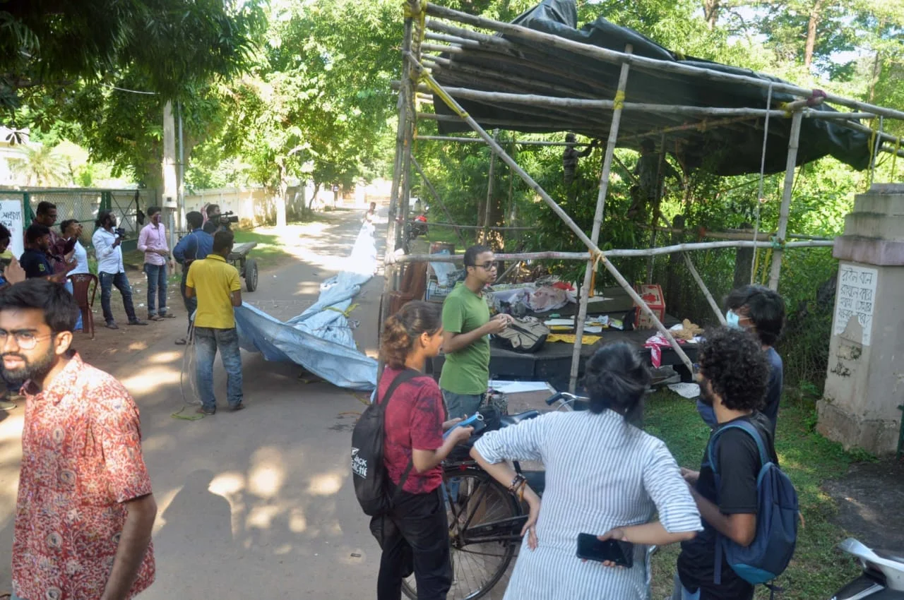 আদালতের নির্দেশ মেনে অবস্থান মঞ্চ খুললেন আন্দোলনরত ছাত্রছাত্রীরা
