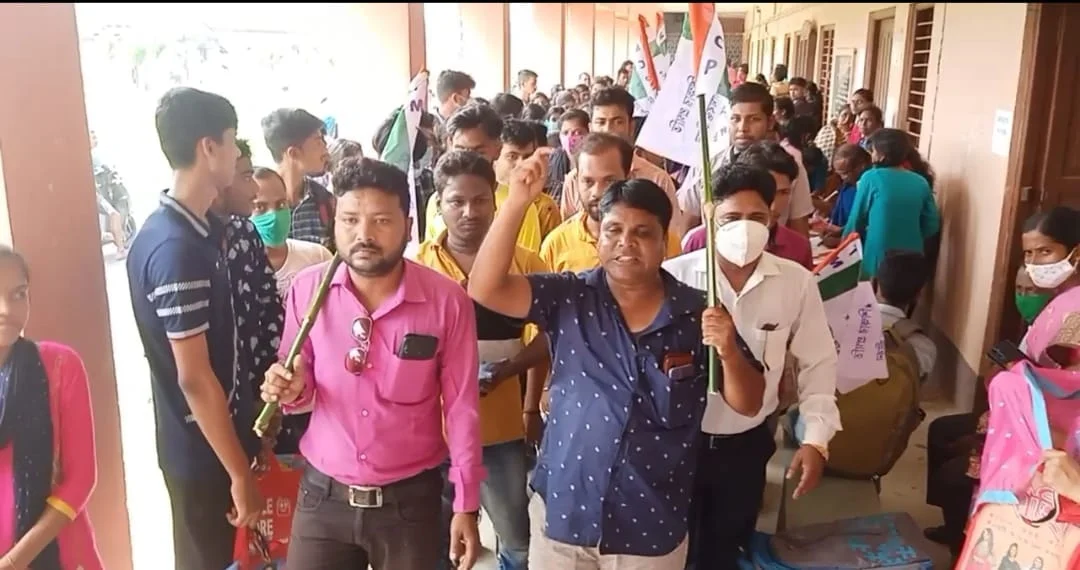 স্থায়ীকরণের লোভ দেখিয়ে  উৎকোচ নিচ্ছেন অধ্যক্ষ,  প্রতিবাদে সামিল টিএমসিপি