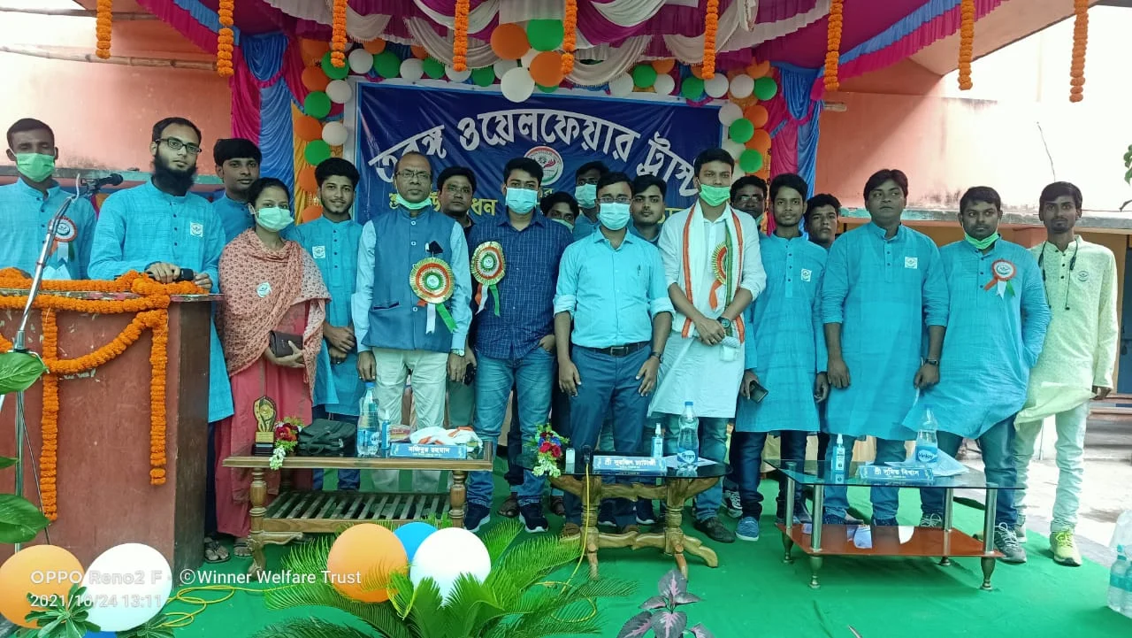 তরঙ্গ ওয়েলফেয়ার ট্রাস্টের উদ্বোধনে বস্ত্র বিতরণ