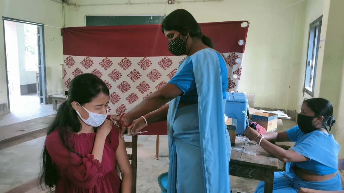 মুখ্যমন্ত্রীর ঘোষণার পরেই কলেজ ছাত্রীদের ভ্যাকসিন প্রদান