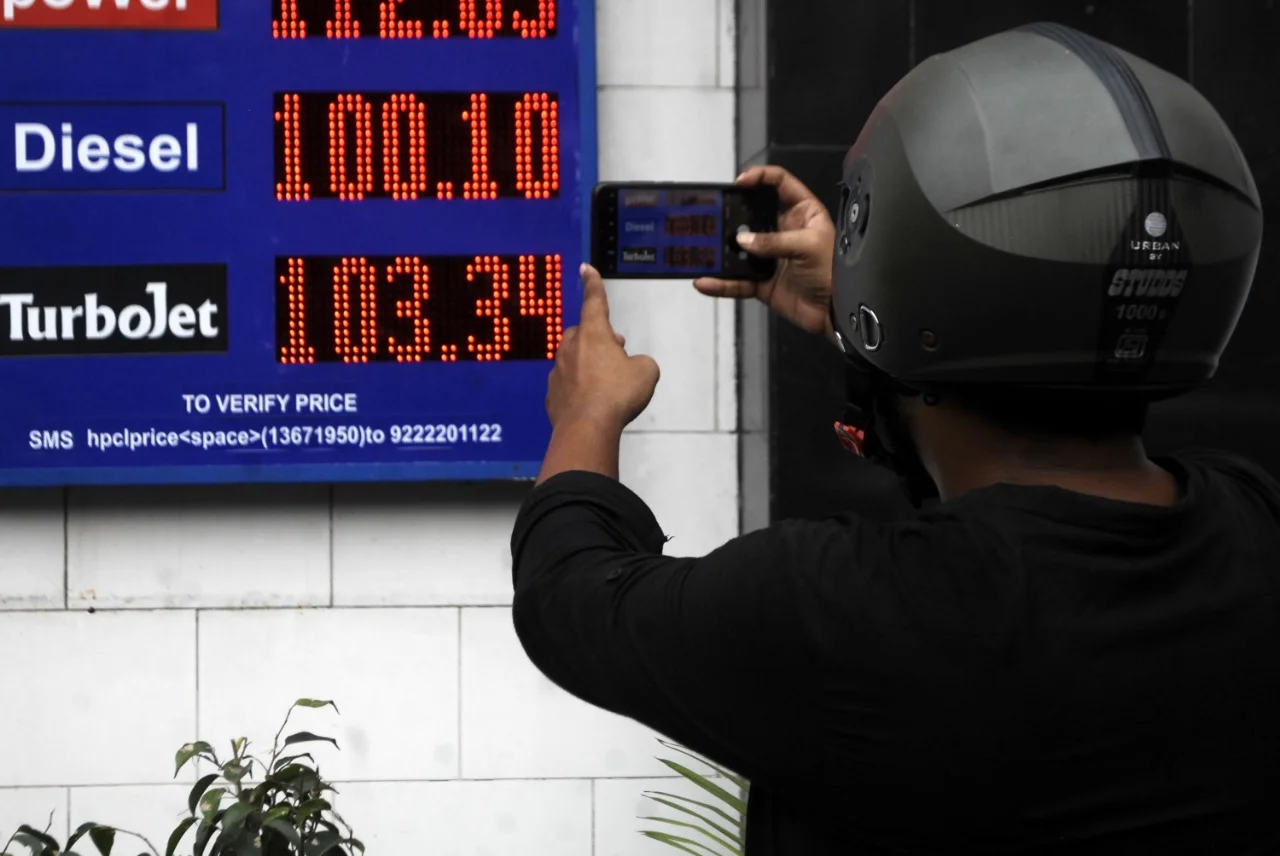 শহরে ডিজেলের দামেও সেঞ্চুরি– বাড়ল পেট্রোলের দামও