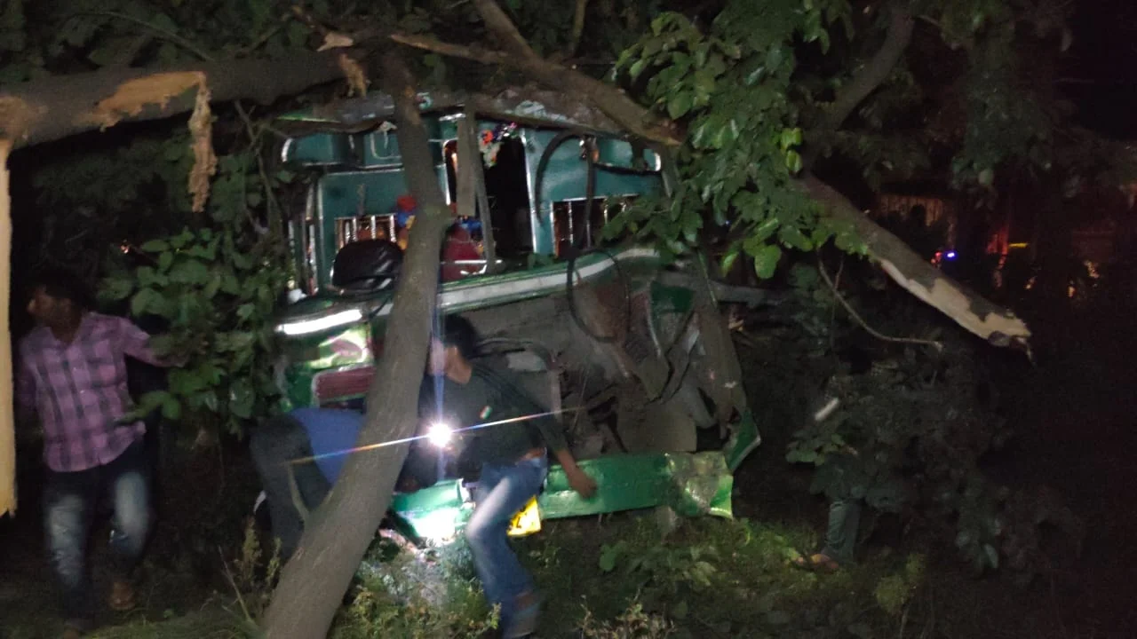 বীরভূমে পথ দুর্ঘটনায় মৃত ২, জখম কমপক্ষে ২০