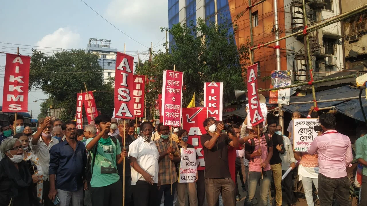 লখিমপুর কাণ্ড:  কেন্দ্রীয় প্রতিমন্ত্রী অজয় মিশ্রকে বরখাস্ত ও তার ছেলেকে গ্রেফতারের দাবিতে শহরে বিক্ষোভ