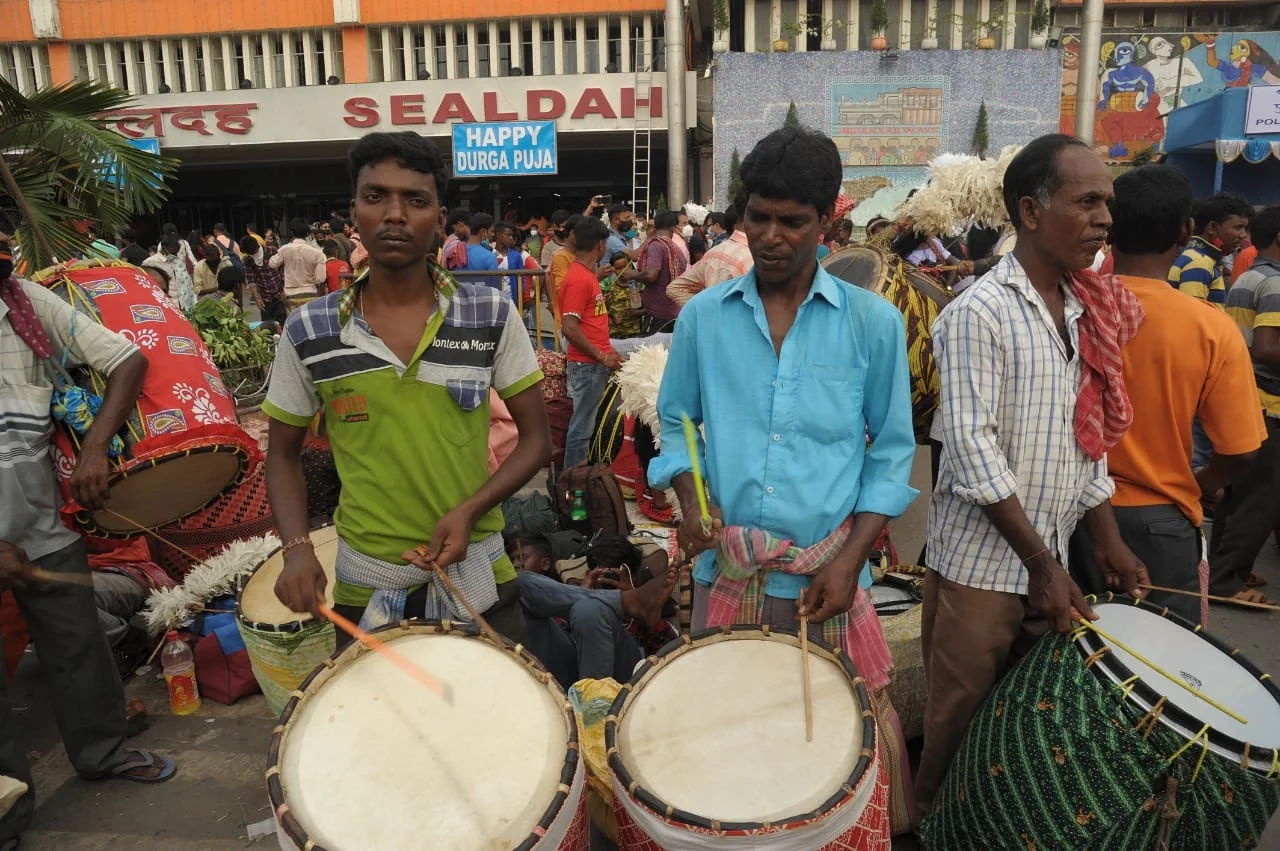 রাত পোহালেই মহাষষ্ঠী,বায়নার প্রত্যাশায় শিয়ালদহ স্টেশনে ঢাকির দল