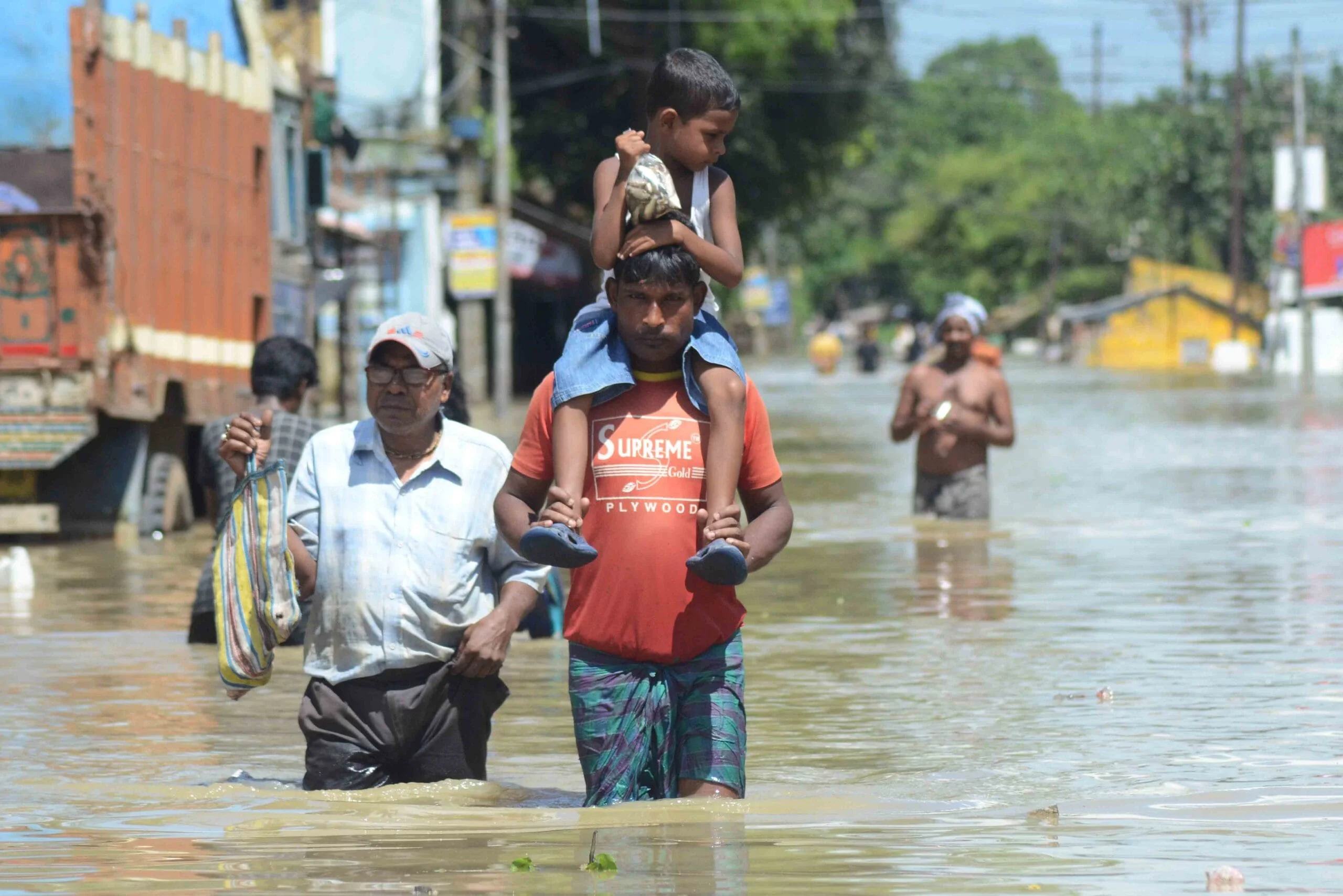 ভারী বৃষ্টিতে বিপর্যস্ত একাধিক জেলা, ড্যামের জল ছাড়ায় কৃত্রিম বন্যা পরিস্থিতিতে বাড়ছে দুর্ভোগ