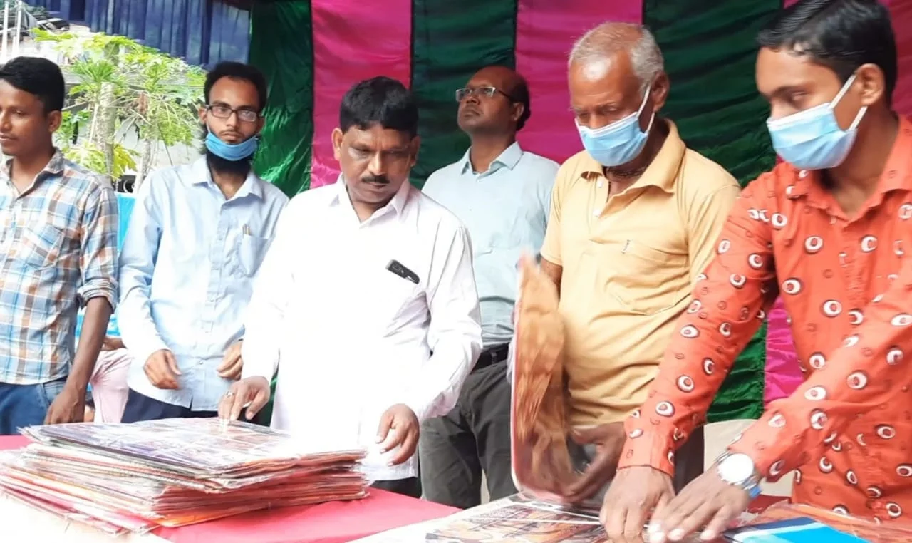 সাগরদিঘির চামুণ্ডায় বস্ত্র বিতরণে সম্প্রীতির নজির