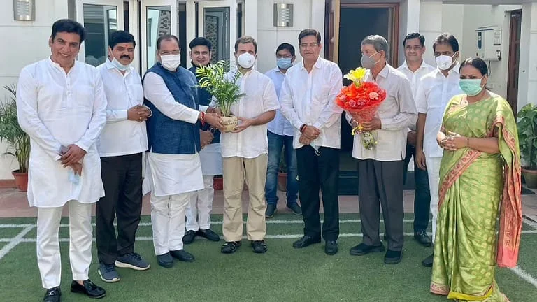 ভোটমুখী উত্তরাখণ্ডে মোক্ষম ধাক্কা খেল বিজেপি! কংগ্রেসে যোগ দিলেন রাজ্যের মন্ত্রী ও বিধায়ক