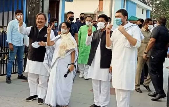 উত্তরপ্রদেশের ভাঙন কংগ্রেসে, মমতার উপস্থিতিতে তৃণমূলে যোগ দিলেন দুই নেতা