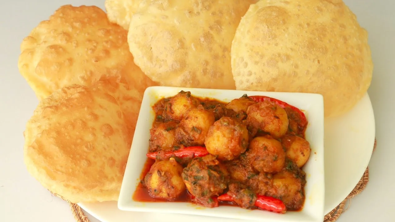 ফুলকো লুচির সঙ্গে মশালা আলুরদম, এই ব্রেকফাস্ট দিয়ে দিন শুরু হোক ফুরফুরে মেজাজে