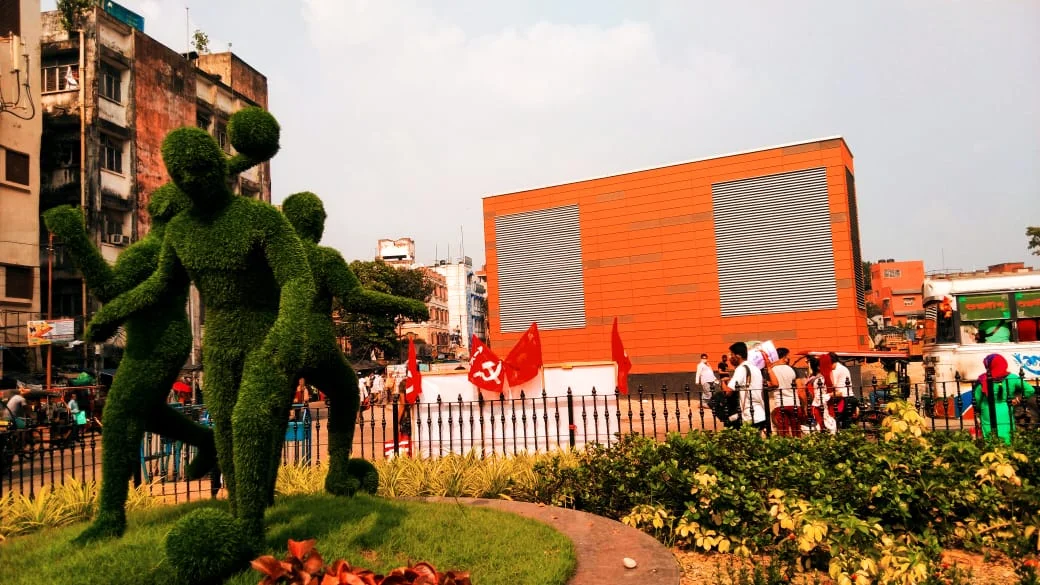 শৈলেন মান্না স্টেডিয়ামের পাশেই ফুটবলের থিমে সেজেছে হাওড়া ময়দান মেট্রো স্টেশন