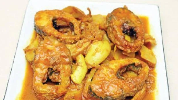 উৎসবের মরসুমে গুরুপাক খেয়ে ক্লান্ত? এই ভাবে বানিয়ে ফেলুন মাছের ঝোল