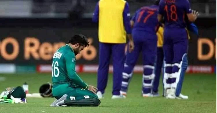 ভারত-পাকিস্তান ম্যাচে মাঠের মধ্যেই মাগরিবের নামাজ আদায় করলেন রিজওয়ান