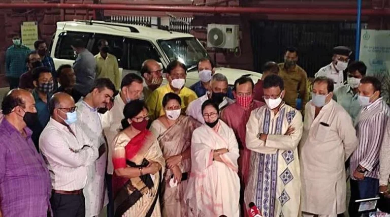 প্রয়াত রাজ্যের মন্ত্রী সুব্রত মুখোপাধ্যায়, এসএসকেএমে শোকাহত মমতা, ফিরহাদ হাকিম সহ অন্যান্য মন্ত্রীরা