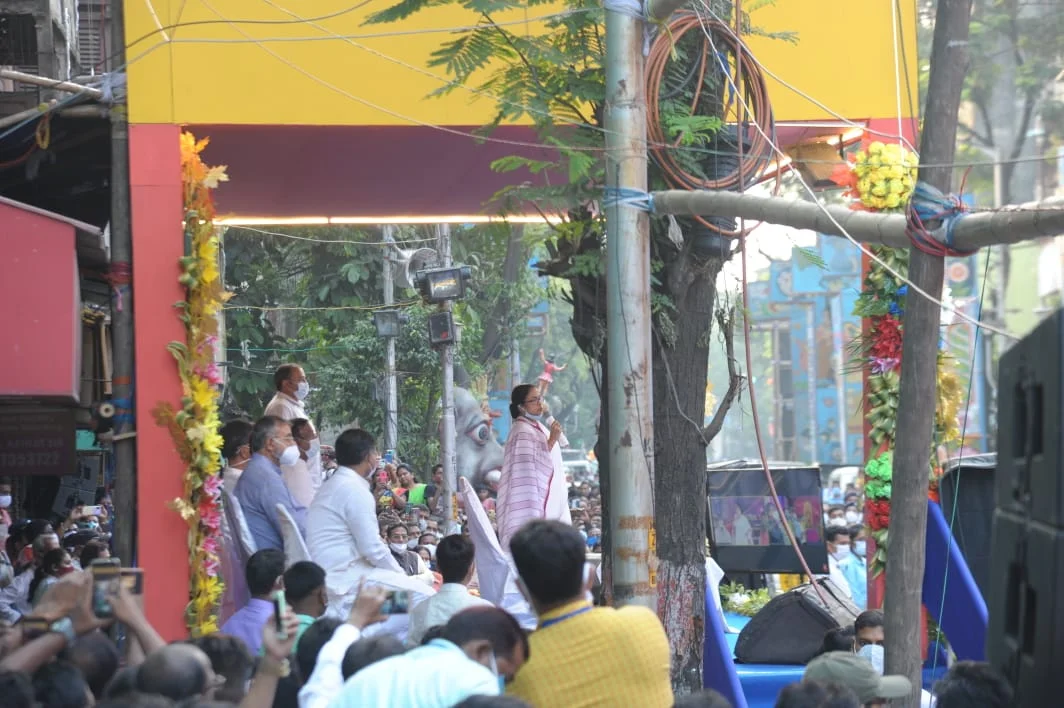 বনগাঁয় বিজেপি বিধায়কের বিরুদ্ধে ঝাঁটা ও জুতো নিয়ে তৃণমূলের বিক্ষোভ মিছিল