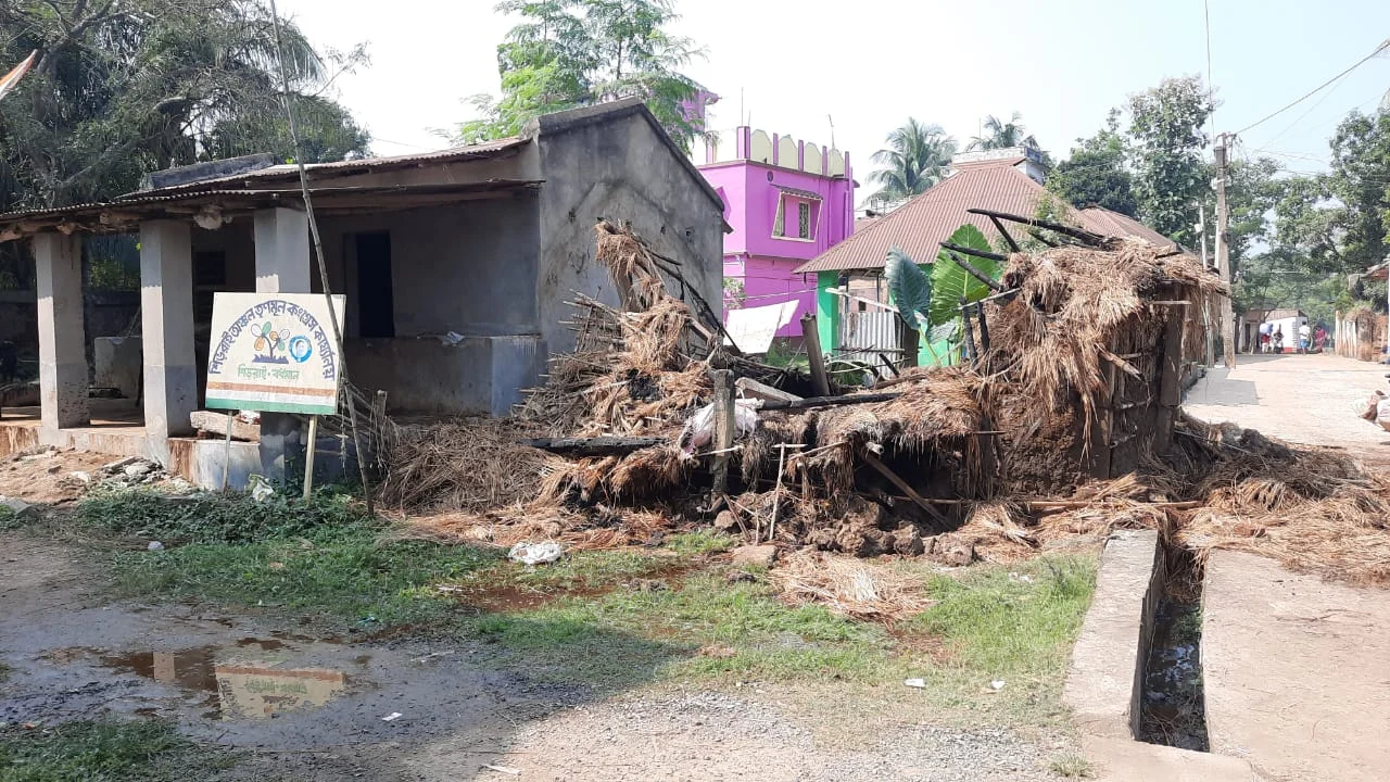 তৃণমূল নেতার বাড়ির সামনে বোমাবাজি, গোয়ালে আগুন