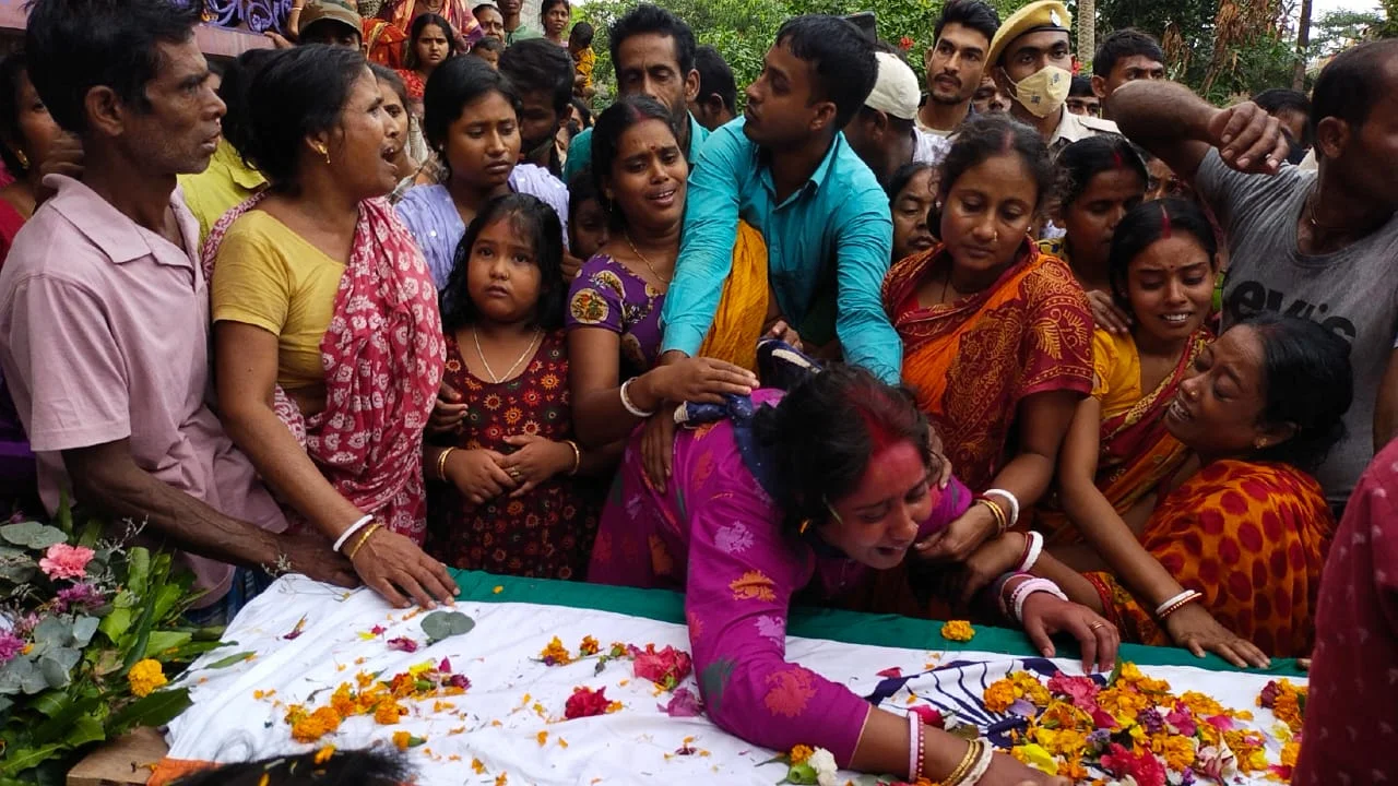 'ওর মুখটাও একবার দেখতে পেলাম না', কফিন আঁকড়ে কান্না জওয়ানের স্ত্রী'র