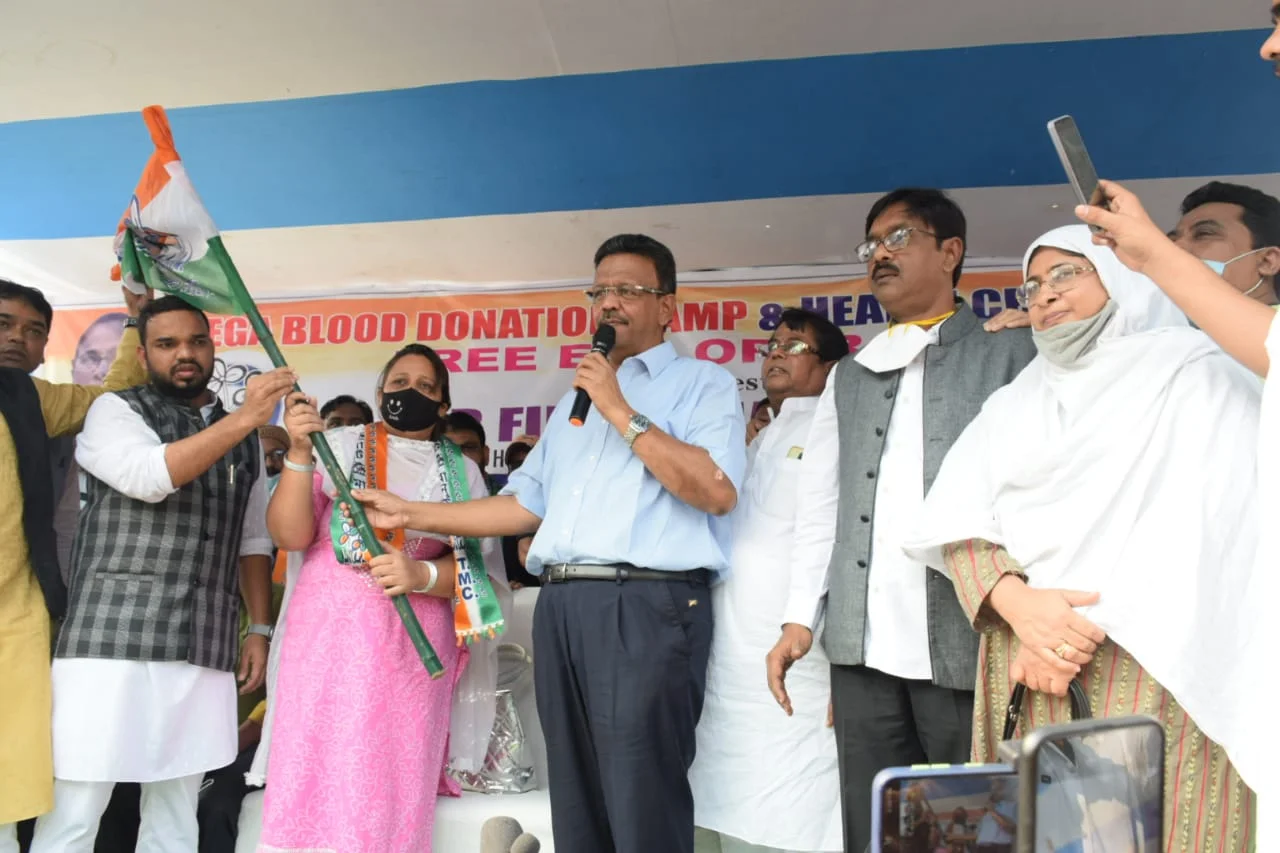 ভোটের মুখে সিপিএমে ভাঙন, ফিরহাদের হাত ধরে তৃণমূলে যোগ দিলেন বিদায়ী কাউন্সিলর বিলকিস