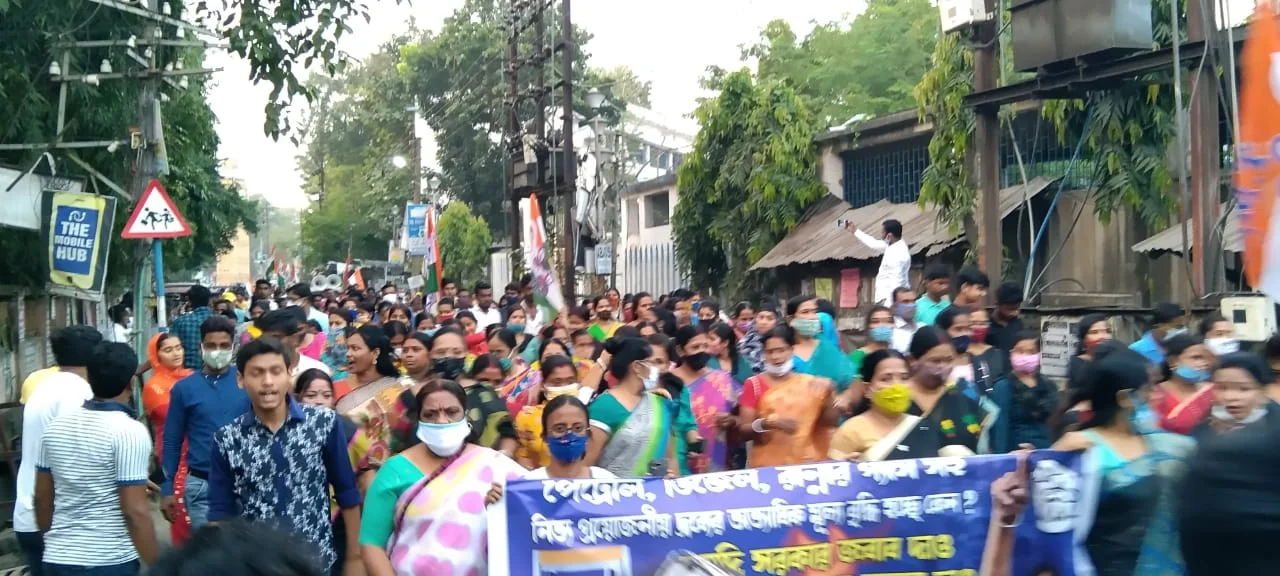 পেট্রোপণ্যের মূল্যবৃদ্ধির প্রতিবাদে পথে নামলো তৃণমূল