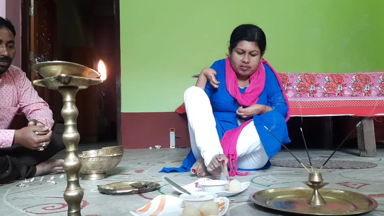 পা দিয়েই দু'ভাইকে ফোঁটা দিলেন শিক্ষিকা