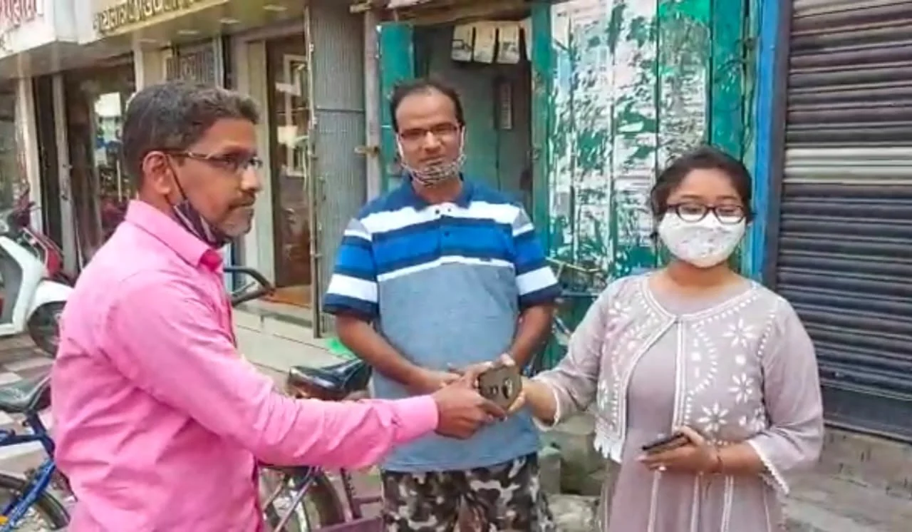 ভাই ফোঁটা দিতে আসা নন্দিনীর হারানো মোবাইল ফিরিয়ে দিলেন টোটো চালক আতাউল