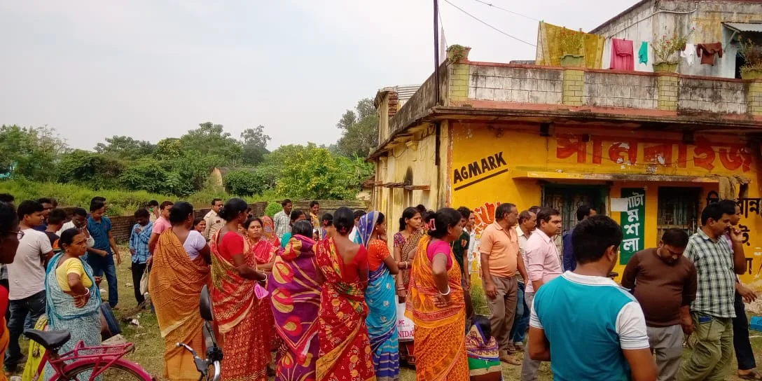 উজালা গ্যাসে কাটমানি, সংঘের নেত্রীকে ঘেরাও করে বিক্ষোভ