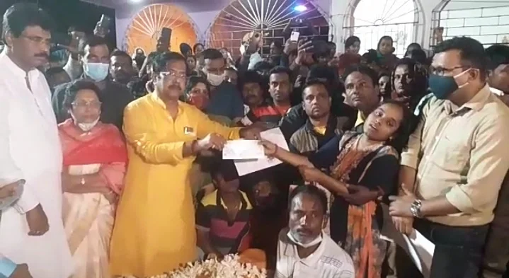 মুখ্যমন্ত্রীর নির্দেশে পথ দুর্ঘটনায় মৃত প্রত্যেক পরিবারকে ২ লাখ টাকার চেক তুলে দিলেন মন্ত্রী জ্যোতিপ্রিয় মল্লিক 