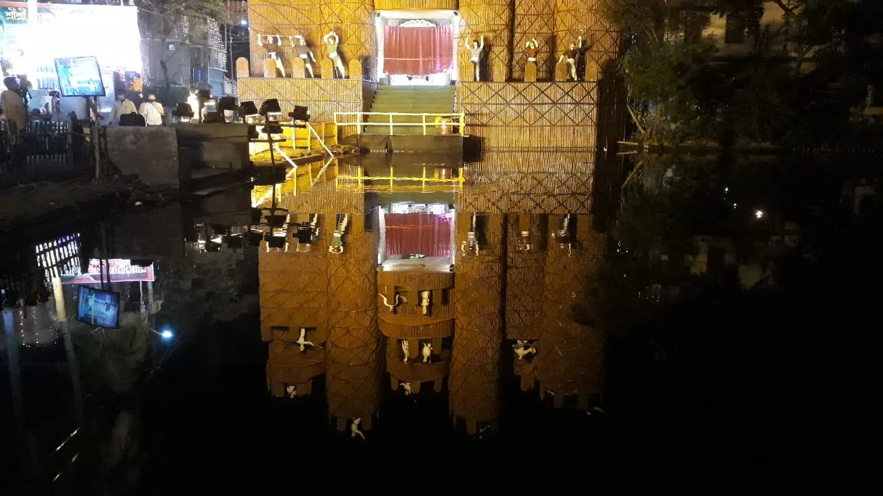 কালীপুজোতে নজর কাড়ল সুন্দরবন, তিতুমীরের স্মৃতি ধরে রাখতে মণ্ডপ তৈরি হয়েছে জলের উপর বাঁশেরকেল্লা