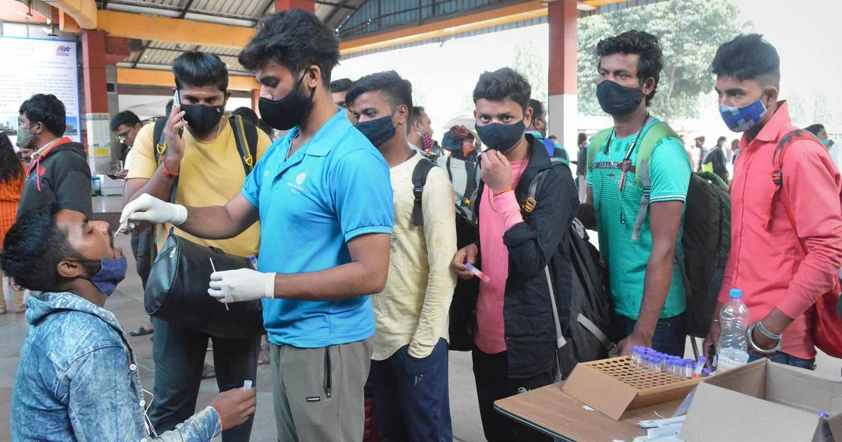 নয়া বিপদ ওমিক্রন : রাজ্যগুলিকে পরীক্ষা বাড়াতে বলল কেন্দ্র, কন্টেইনমেন্টের ওপর বাড়তি জোর