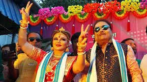 কালো রোদ চশমা, বাহারি জহর কোটে মদন, বাঙালি সাজে রাখী সাওয়ান্ত