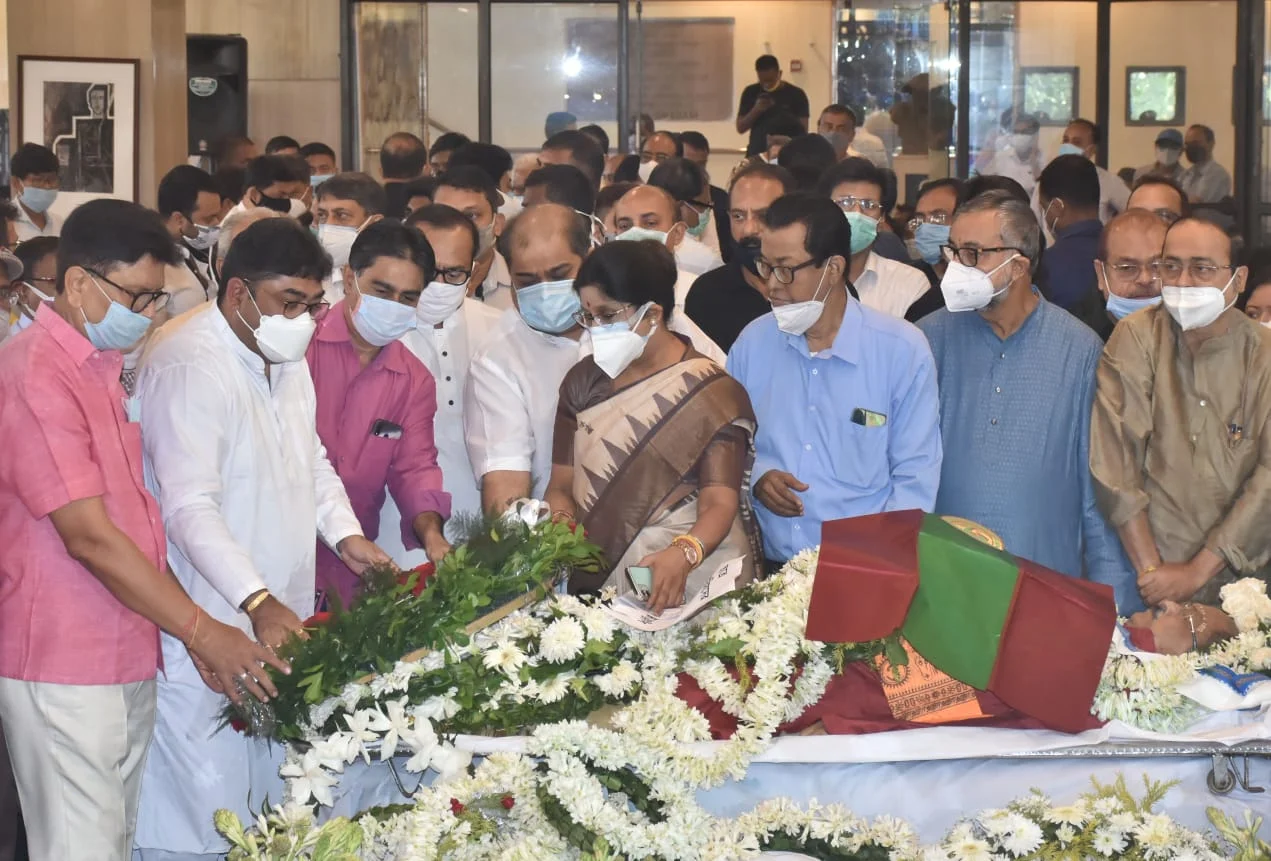 সবুজ মেরুন পতাকায় মোড়া হল সুব্রতর দেহ